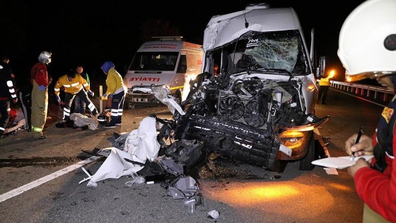 Balıkesir’de taraftarları taşıyan minibüs tırla çarpıştı