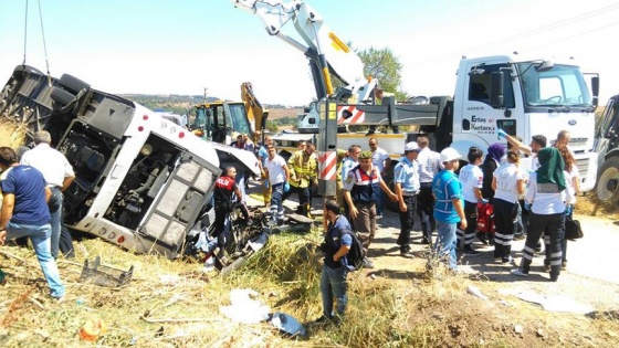 Balıkesir'de yolcu otobüsü şarampole devrildi: 2 ölü, 20 yaralı