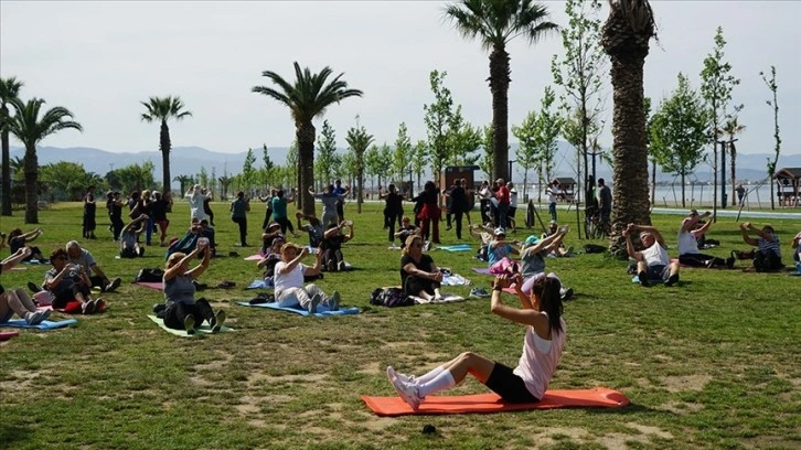 Balıkesir'de her sabah 250 kişi antrenörlerle sahilde spor yapıyor