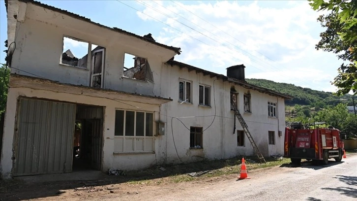 Balıkesir'de şehit babasının yanan evi yeniden yapılacak