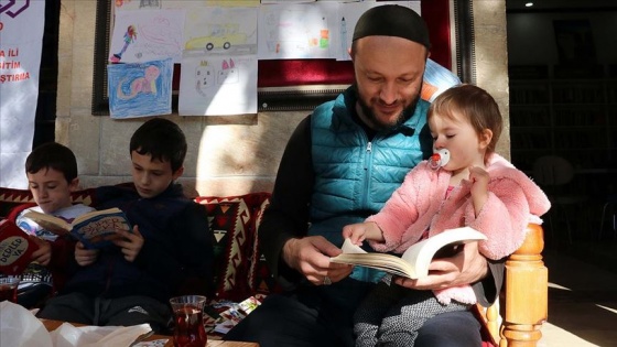 Balıklıgöl'deki kafede kitap okuyanlara çay ve kurabiye ikramı