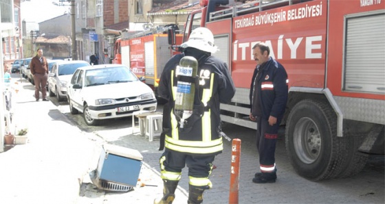 Balkondan atılan buzdolabı sayesinde yangının önüne geçildi