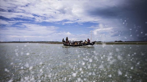 Bangladeş'te haftalardır denizde tekneyle sürüklenen Arakanlı Müslüman sığınmacılar kurtarıldı