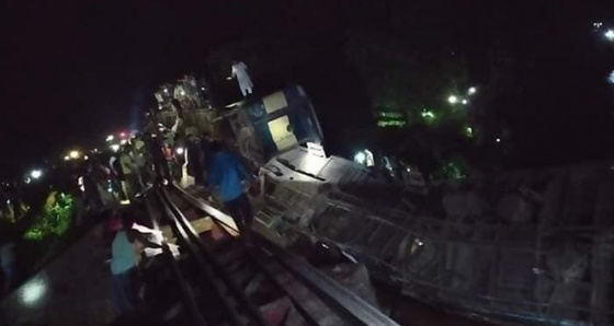 Bangladeş&#039;te yolcu treni nehre düştü