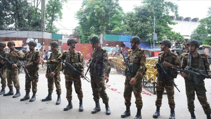 Bangladeş'te yüzlerce öğrenci ile eski Başbakan'ın destekçileri arasında arbede yaşandı