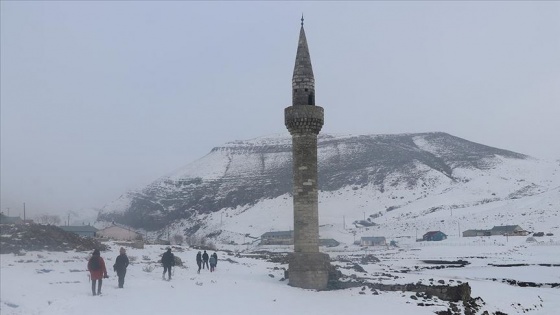 Baraj suları çekilince görünen eski köy fotoğrafçıların ilgi odağı oldu