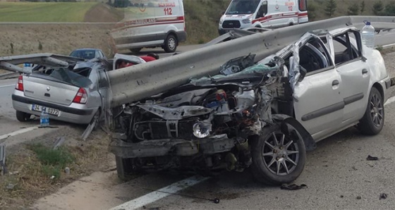 Bariyer altına giren otomobilin hurdaya döndü: 5 yaralı