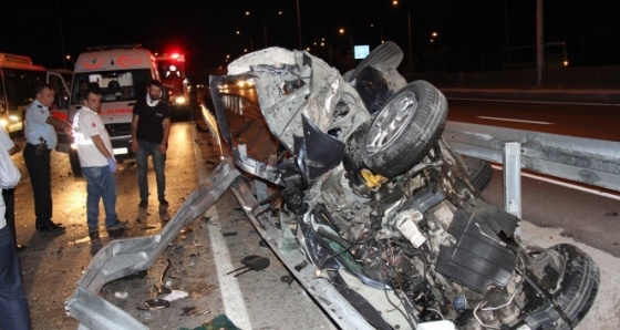 Bariyerlere çarpan otomobil hurdaya döndü: 3 yaralı