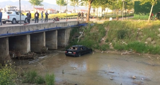 Bariyerleri aşıp çaya uçtu: 2 yaralı