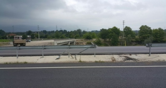 Bariyerleri söküp geçit yaptılar