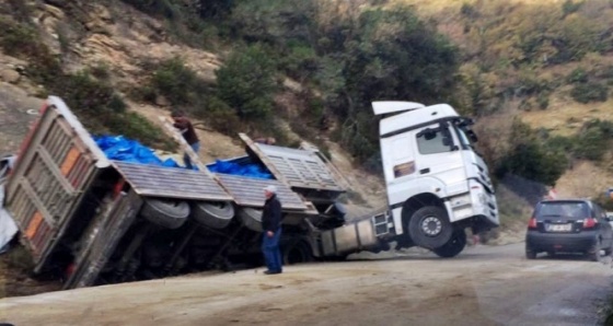 Bartın'da kömür yüklü tır devrildi