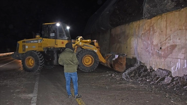 Bartın'da heyelan, kara yolunda ulaşımı aksattı