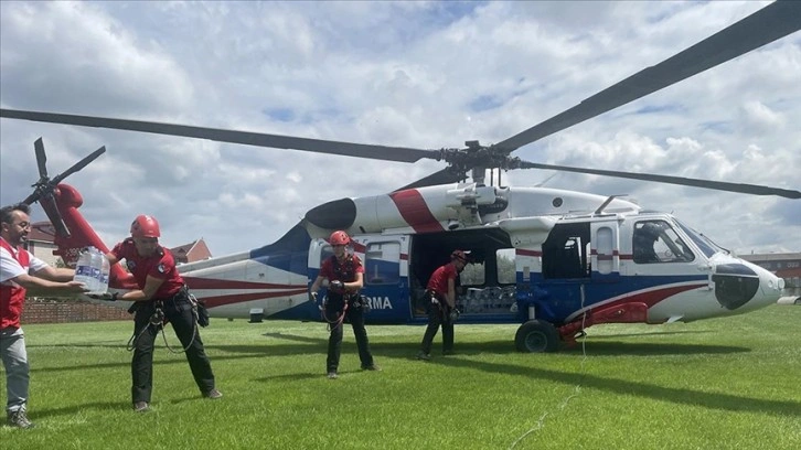 Bartın'da ulaşımı kesilen köye helikopterle gıda yardımı yapıldı