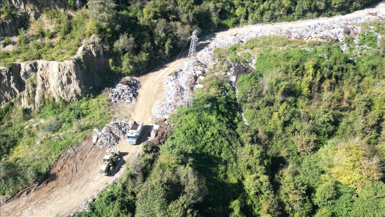 Bartın'da vahşi depolama alanının dolması nedeniyle yola dökülen çöpler kaldırılıyor