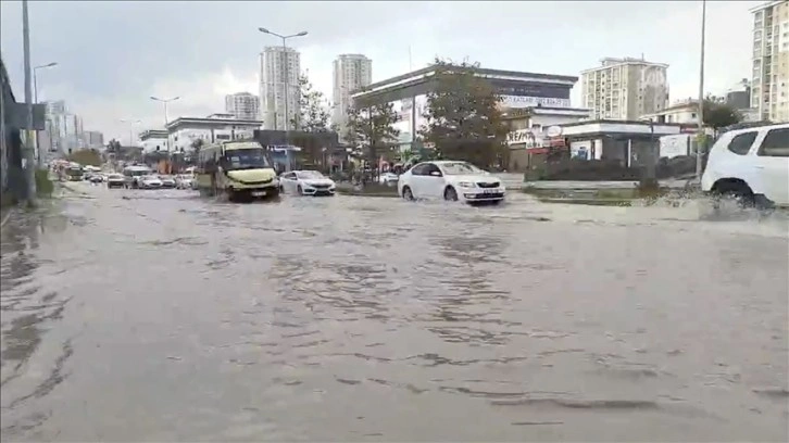 Başakşehir'de kısa süreli dolu etkili oldu