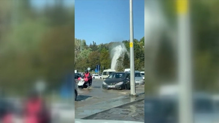 Başakşehir'de patlayan boru nedeniyle yol sular altında kaldı