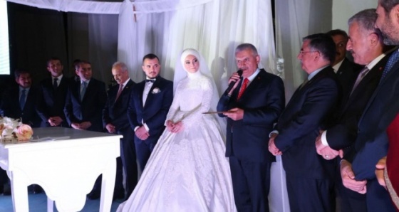 Başbakan Binali Yıldırım, yeğeninin nikah şahidi oldu