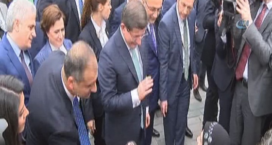 Başbakan Davutoğlu Cuma Namazı'nı Sultanahmet Camii'nde kıldı