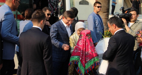 BAŞBAKAN DAVUTOĞLU'NA SEVGİ SELİ