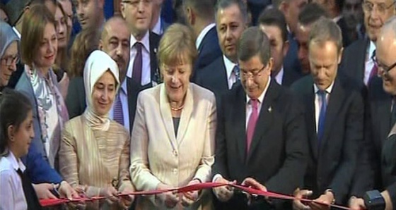 Başbakan Davutoğlu ve Merkel aile ve çocuk merkezinin açılışını yaptı