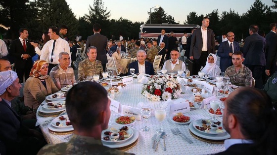 Başbakan Yıldırım, şehit aileleri ve askerlerle iftarda buluştu