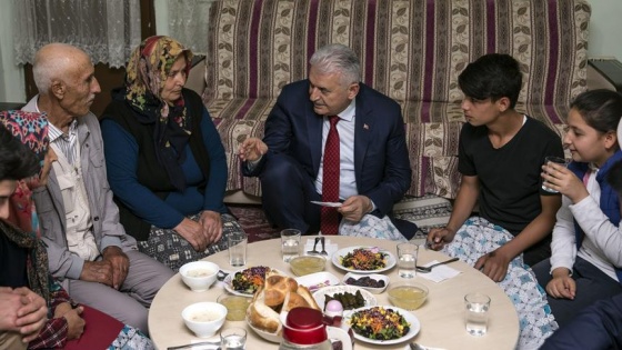 Başbakan Yıldırım vatandaşın evinde iftar yaptı