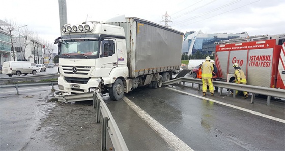 Basın Ekspres yolunda tır yoldan çıktı, trafik durdu