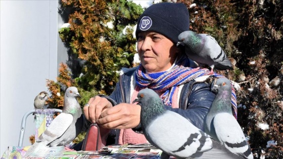 Başına konan 'talih kuşları' ile insanlara şans dağıtıyor