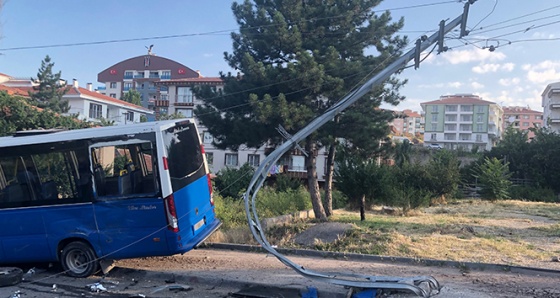 Başkent'te dolmuş otomobile çarptı: 7 yaralı