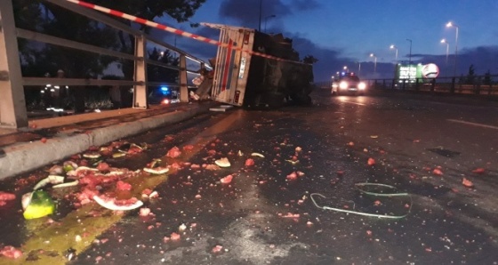 Başkent’te karpuz yüklü kamyonet devrildi: 2 yaralı