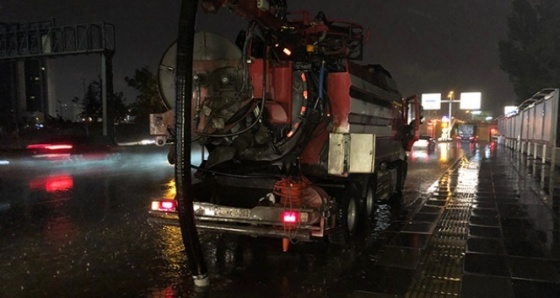 Başkent’te sağanak yağmur hayatı olumsuz etkiledi