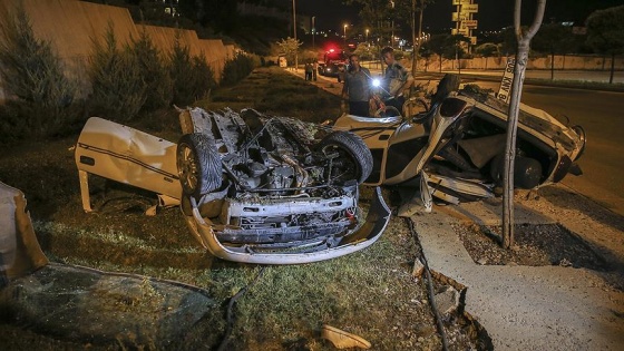 Başkentte aydınlatma direğine çarpan otomobil ikiye bölündü: 1 ölü