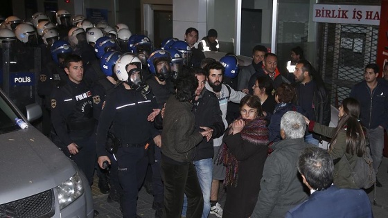 Başkentte dernek mühürlemeye gelen polis engellenmek istendi