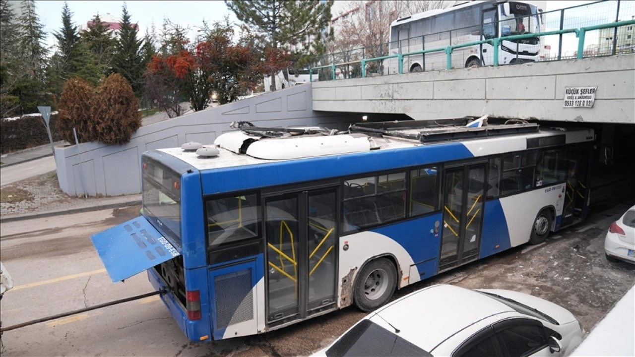 Başkentte EGO otobüsü köprüye sıkıştı