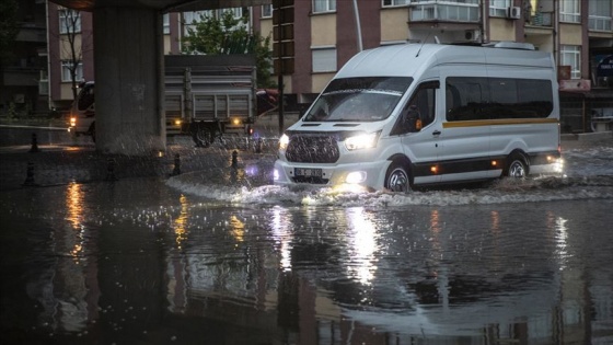 Başkentte gök gürültülü sağanak etkili oldu