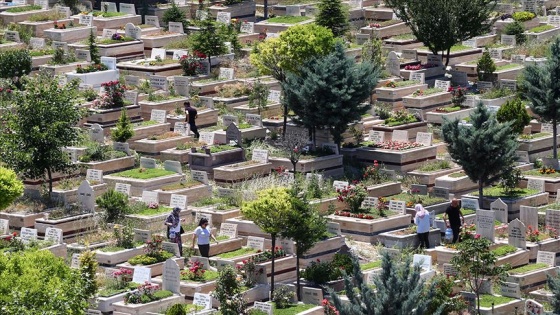 Başkentte mezarlıklar Kovid-19 nedeniyle ziyarete kapatıldı