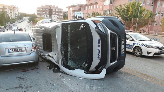 Başkentte öğrenci servisi devrildi: 10 yaralı