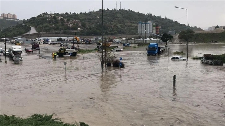 Başkentte sağanak sebebiyle vatandaşlar sürüklenen araçlarda mahsur kaldı