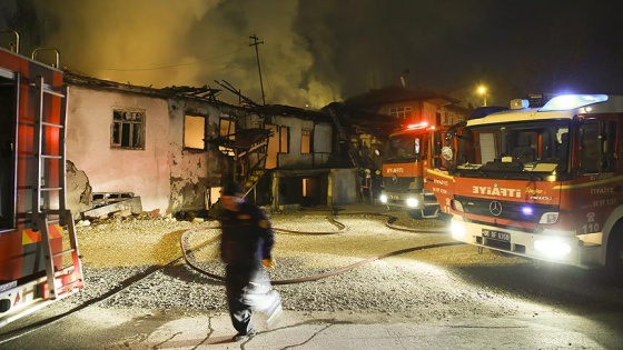 Başkentte üç gecekondu ile bir marangoz atölyesi yandı