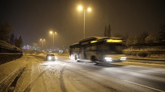 Başkentte yoğun kar yağışı trafiği aksattı