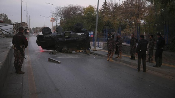 Başkentte zırhlı polis aracı üst geçitten düştü: 3 yaralı