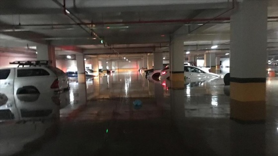 Başkentteki sağanakta plaza otoparkındaki 40 araç kullanılamaz hale geldi