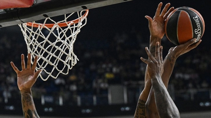 Basketbolda ertelenen Anadolu Efes-Fenerbahçe Beko maçı yarın oynanacak