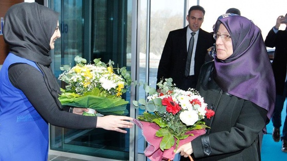 Başörtüsü mağduru 22 yıl sonra çiçeklerle karşılandı