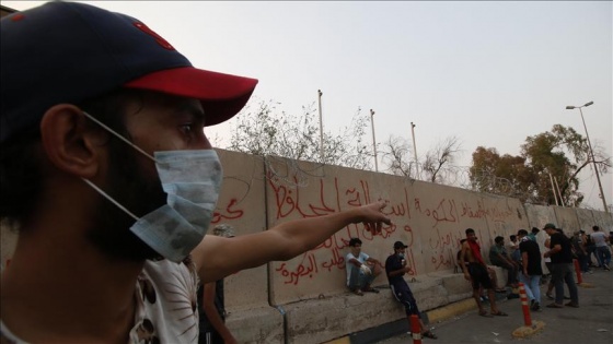 Basra’da göstericiler belediye binasını ateşe verdi