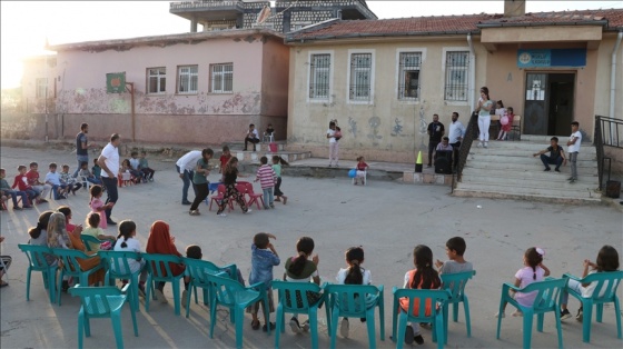 Batman'da gönüllü öğretmenler köylerde düzenledikleri etkinliklerle çocukların yüzünü güldürüyor