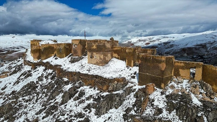 Bayburt Kalesi ilkbaharda karla kaplandı