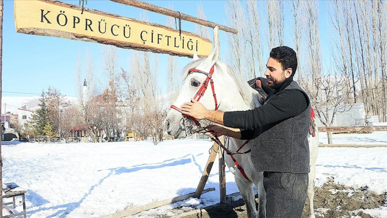 Bayburtlu ciritçi ile atının ilgi çeken dostluğu