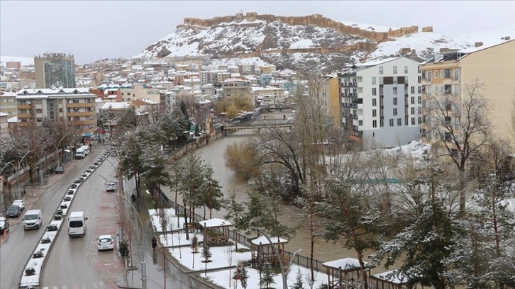 Bayburt'ta kar yağışı etkili oluyor