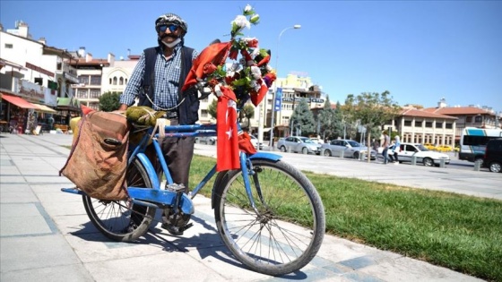 Bayrak ve çiçeklerle süslediği 'yol arkadaşı'nın 30 yıldır pedalını çeviriyor